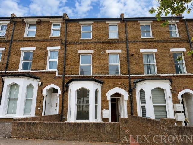 York Road, Acton 3 bed flat to rent £2,700 pcm £623 pw