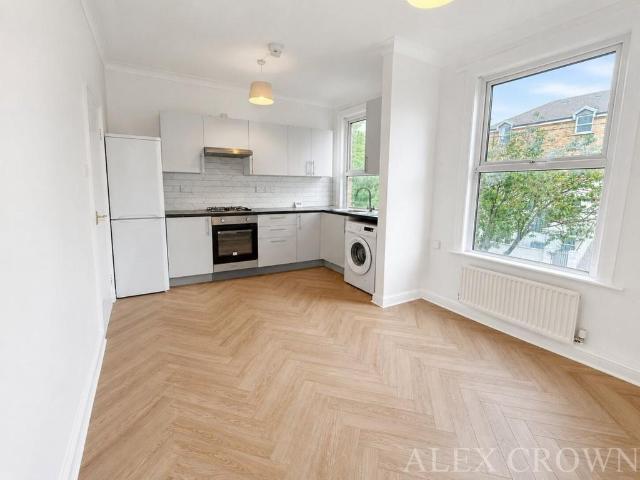 York Road, Acton 4 bed flat to rent £3,400 pcm £785 pw