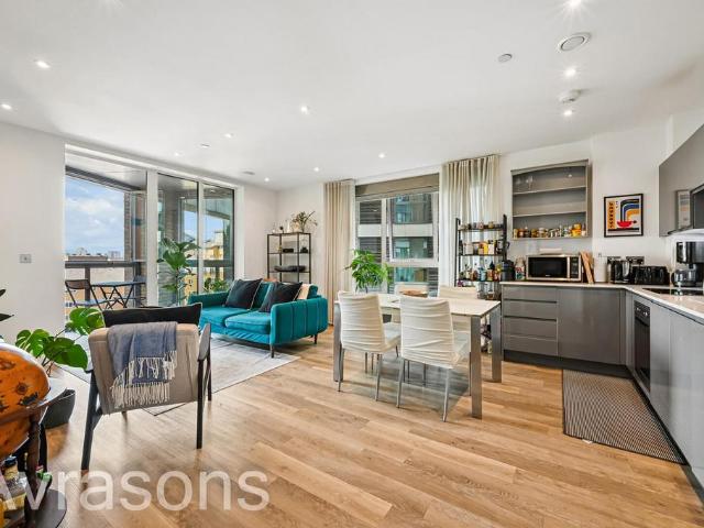 York Road, Battersea, London 2 bed flat to rent £2,800 pcm £646 pw