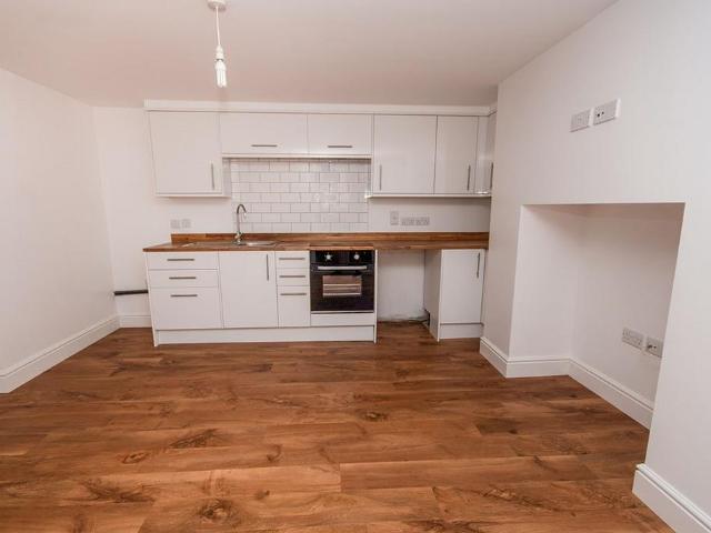 York Road, Deal CT14 1 bed flat to rent £850 pcm £196 pw