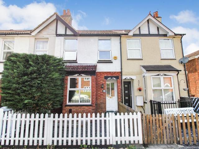 York Road, Farnborough, GU14 3 bed terraced house to rent £1,950 pcm £450 pw