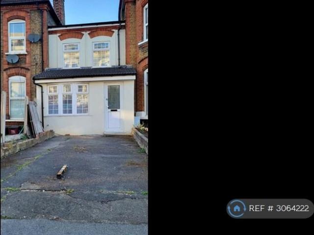 York Road, Ilford, IG1 2 bed terraced house to rent £1,900 pcm £438 pw