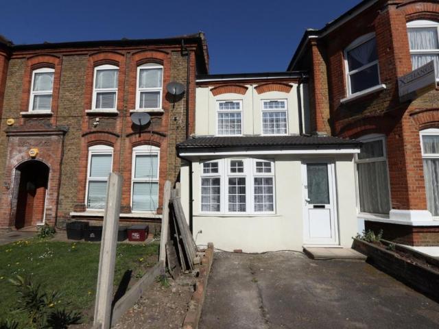 York Road, Ilford, IG1 2 bed terraced house to rent £1,900 pcm £438 pw
