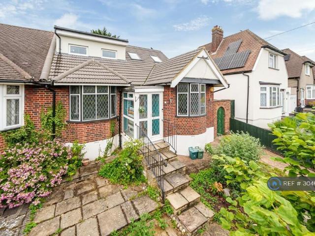 York Road, Northwood, HA6 3 bed bungalow to rent £3,000 pcm £692 pw