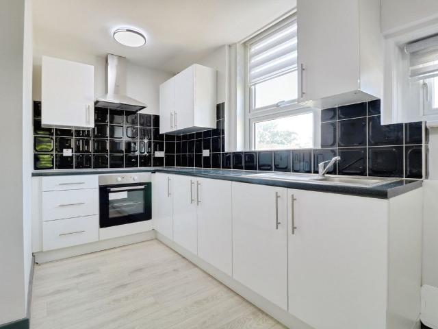 York Road, Southend On Sea SS1, 2 bed flat to rent, £1,200 pcm | PrimeLocation