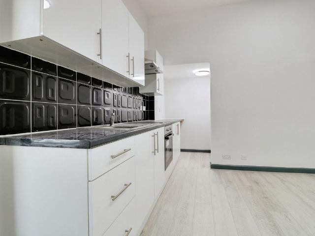York Road, Southend On Sea SS1, 2 bed flat to rent, £1,200 pcm | PrimeLocation