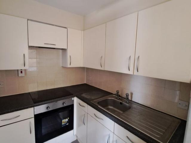York Road, Weybridge KT13, 1 bed flat to rent, £800 pcm | PrimeLocation