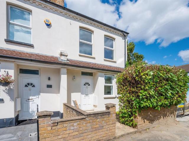 York Road, Wimbledon SW19 4 bed house to rent £3,250 pcm £750 pw