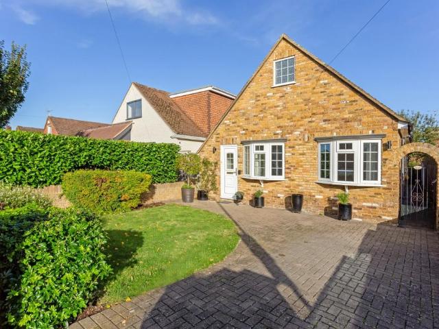 York Road Windsor SL4 2 bed bungalow to rent £2,750 pcm £635 pw