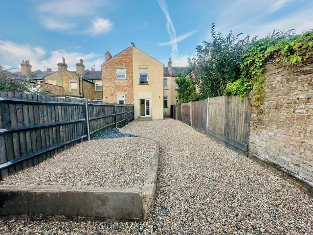 York Street, Mitcham 5 bed house to rent £4,950 pcm £1,142 pw