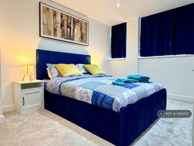 York Towers, Leeds, LS9 1 bed flat to rent £950 pcm £219 pw