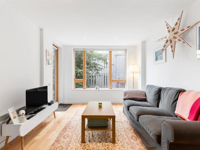 York Way, Islington, London, N7 2 bed flat to rent £2,850 pcm £658 pw