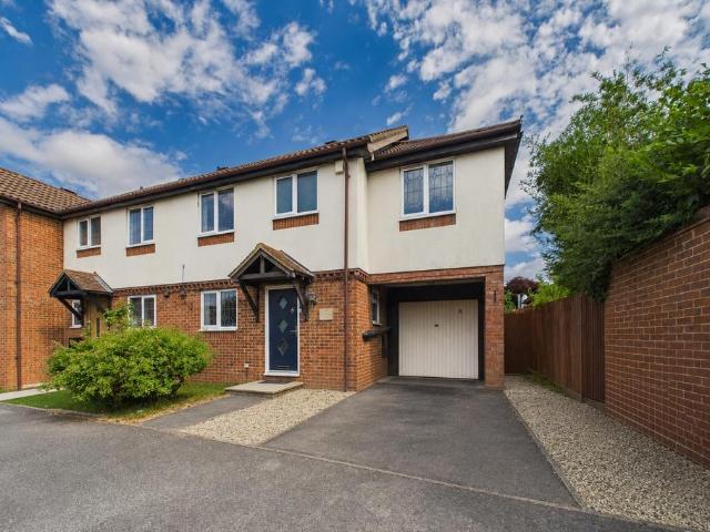 Yorkshire Place, Warfield, Berkshire. 4 bed end of terrace house to rent £2,250 pcm £519 pw