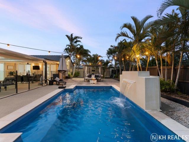 YOU COULD BE ENTERTAINING POOLSIDE THIS CHRISTMAS!