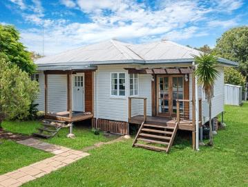YOUR NEW HOME IN THE HEART OF BEAUDESERT 7 HART ST