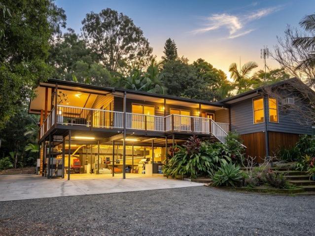 Your Own Private Oasis on 6,285m2 in Clearview Estate