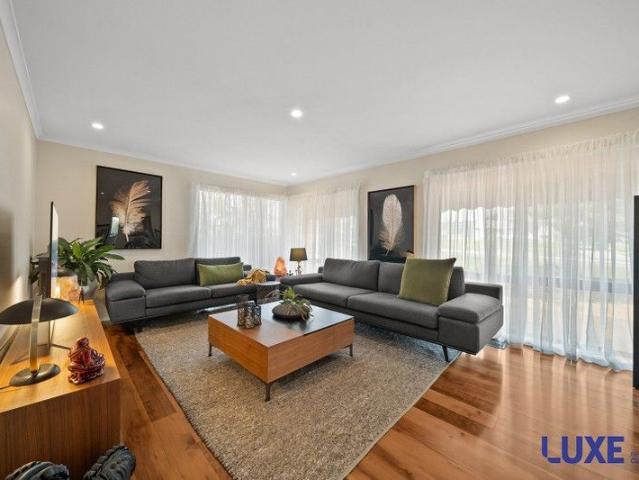 Stunning family home in handy location!