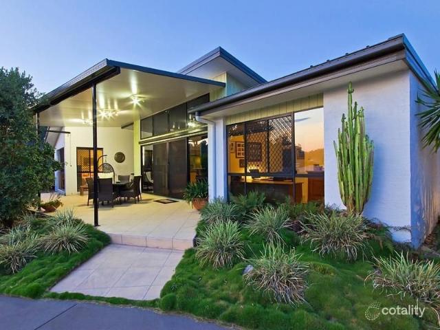 YOUR OWN PRIVATE RESORT FAMILY LIVING WITH A HOLIDAY FEEL!