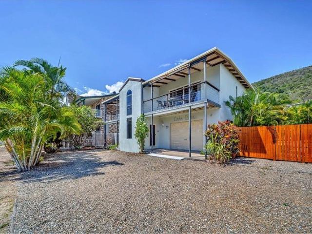 Your own private resort in a unique coastal hamlet Hideaway Bay