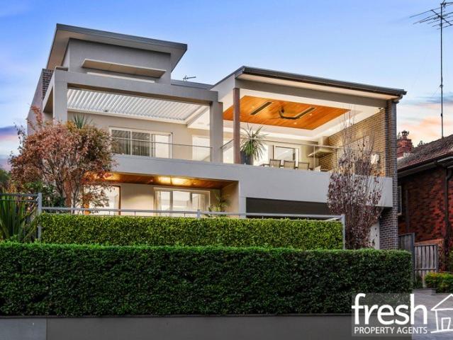Your Own Private Riverside Resort Luxury, Space & Effortless Living in One of the Hawkesbury's Rarest Offerings