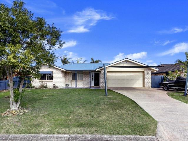 YOUR OWN SLICE OF LAKESIDE PARADISE!