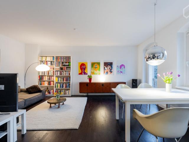 Your chic and stylish home in a Prime Location Berlin: light flooded Apartment at vibrant Kollwitzplatz central, quiet and sunny, Berlin Amsterdam Apartments for Rent