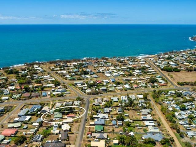 YOUR COASTAL DREAM STARTS HERE FAMILY LIVING JUST A STROLL FROM THE BEACH!