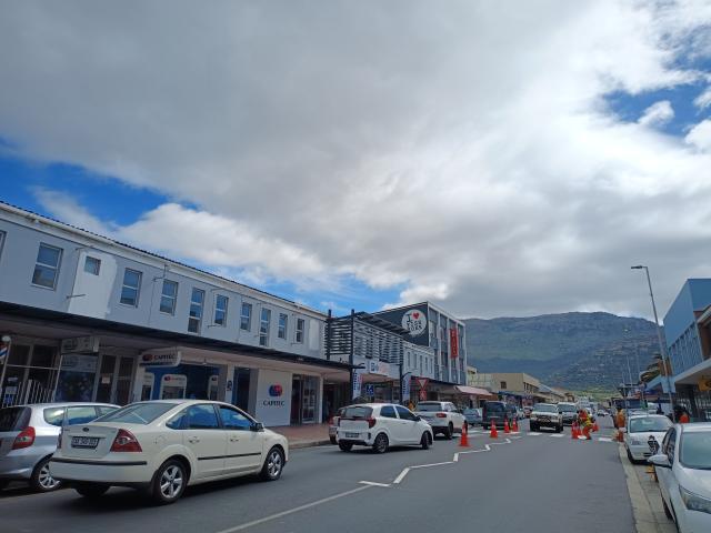 YOUR COASTAL ESCAPE AWAITS! STUNNING RENOVATED 1 BEDROOM APARTMENT IN FISH HOEK