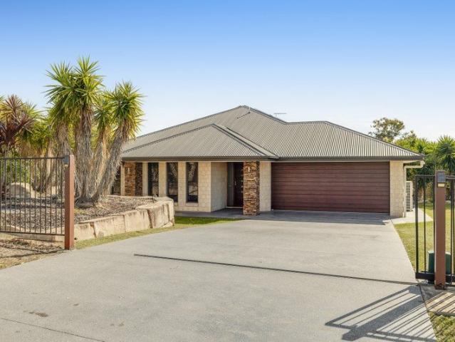 Your Dream Acreage Lifestyle in The Fairways Estate Starts Here!
