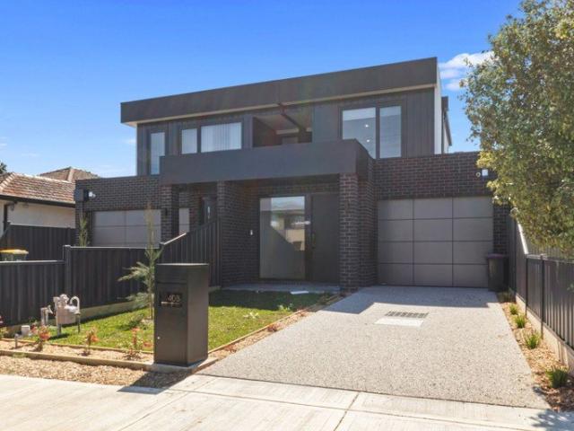 BRAND NEW LUXURY LIVING IN A PRIME LALOR LOCATION