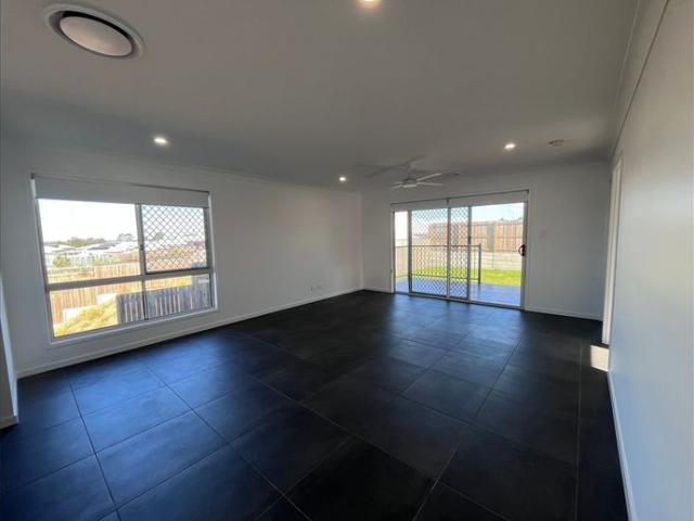 YOUR DREAM HOME 4 BED 3 LIVING 3 BATHROOM 2 LEVELS