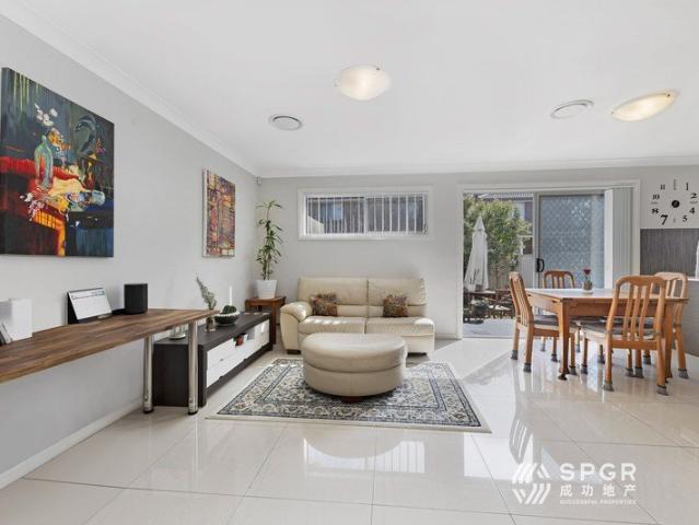 Your Dream Home Awaits: Stunning Townhouse with 4 Bedrooms & 2 garages!