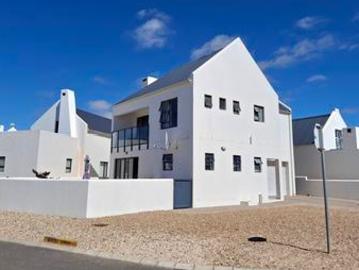 your dream house within short walkin.