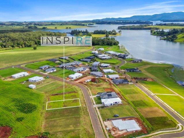 YOUR DREAM LOCATION BY THE LAKE!