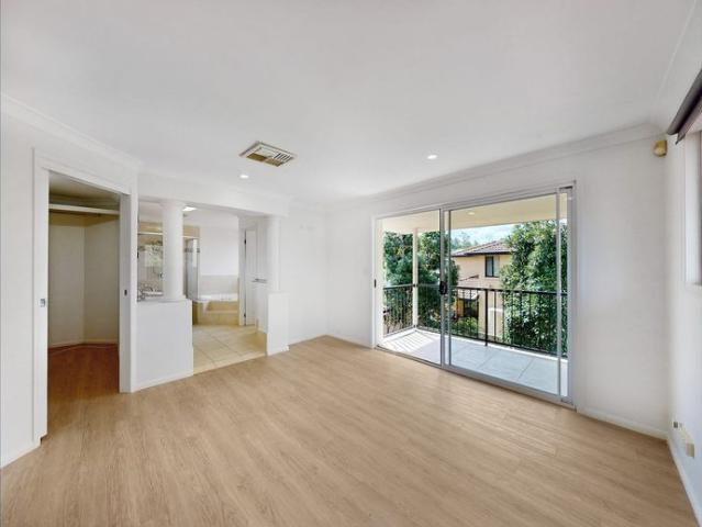 Your Ideal Family Retreat: Elegant 5BR Home with Lush Backyard