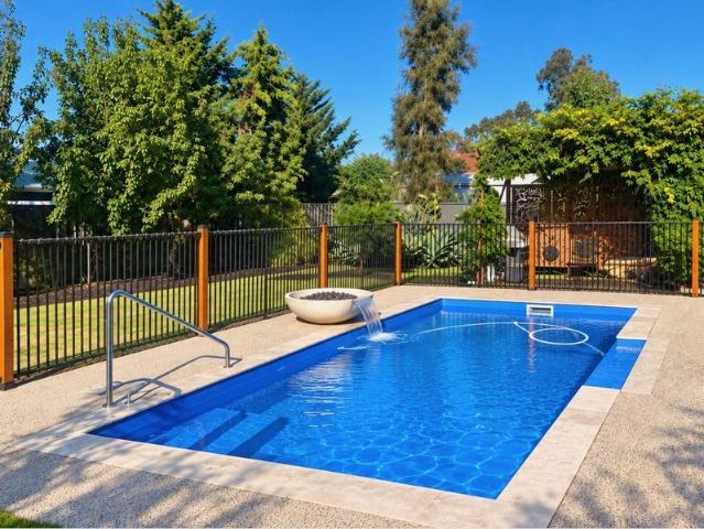 Your Private Resort by Lake Mulwala Space, Luxury and a Heated Pool