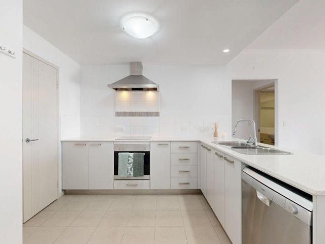 YOUR PRIVATE TOP FLOOR SANCTUARY, CORNER APARTMENT! PRIVATE VIEWINGS AVAILABLE