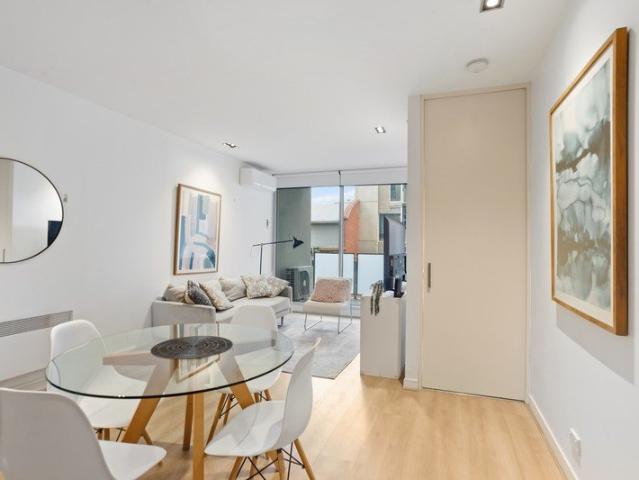 Your Quiet City Pad, a Block from Fitzroy Gardens