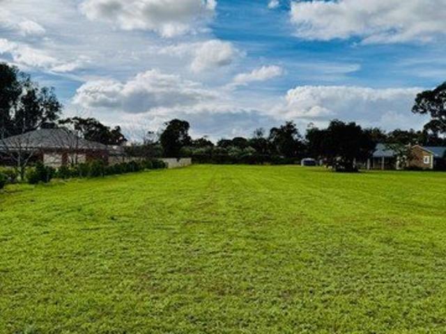 YOUR SLICE OF SA'S WINE COUNTRY OVER 2700M2