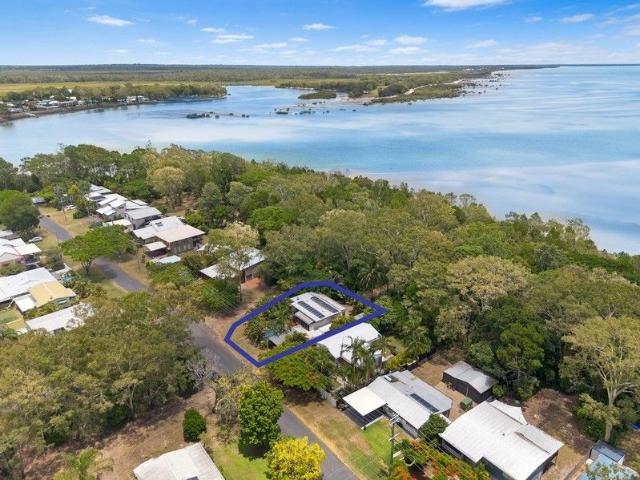 Coastal Beachfront Living In Toogoom Pool, Spa & Sea Views