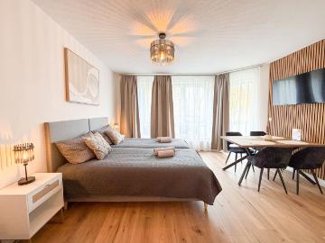 Your temporary home: Modern studio with balcony & parking space – Ideal for business travellers, WiFi & 4K TV
