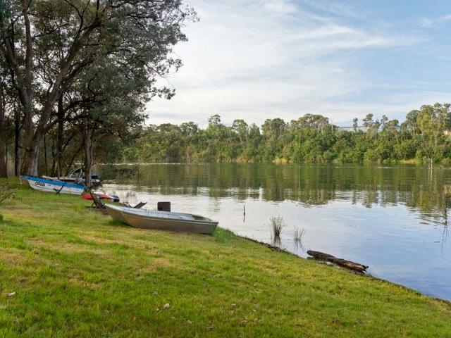 Your very own piece of lakeside paradise!