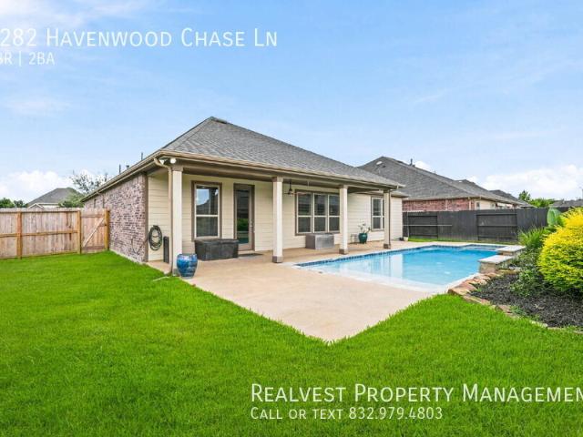 Your West Pearland Backyard Oasis Awaits!