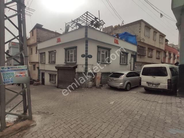 ymz'den Onur Mahallesi'nde Köşebaşı Müstakil Ev