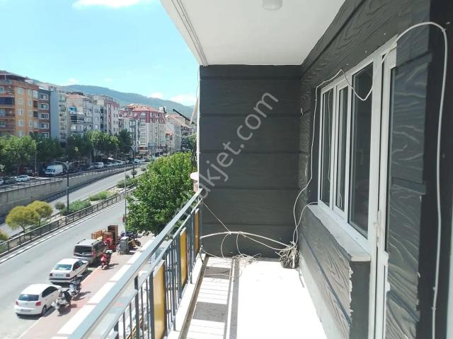 Yunusemre Yeni Mahalle'de Geniş Balkonlu Kiralık 3+1 Daire