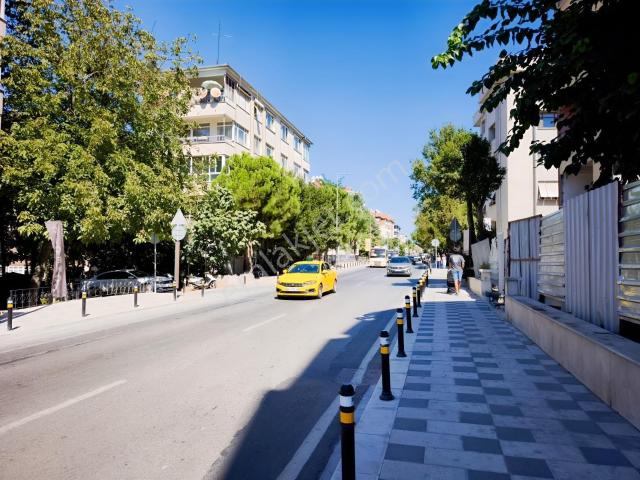 Yücetarla Caddesi'nde Meydana Yakın Geniş 2+1 Asansörlü Balkonlu