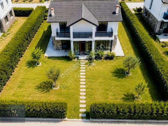 Yukarıkızılca Saklıbahçe Sitesi 800 M² Bahçeli 5+1 Kiralık Villa