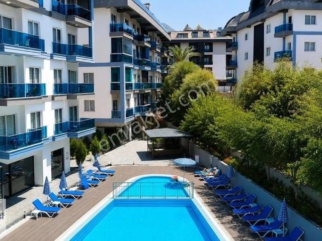 Yukarı Oba'da Havuz Manzaralı, Plaja Servisli Eşyalı 1+1 Satılık