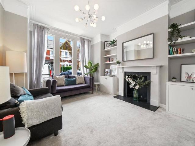 Yukon Road, Clapham South, London, SW12 2 bed flat to rent £2,850 pcm £658 pw
