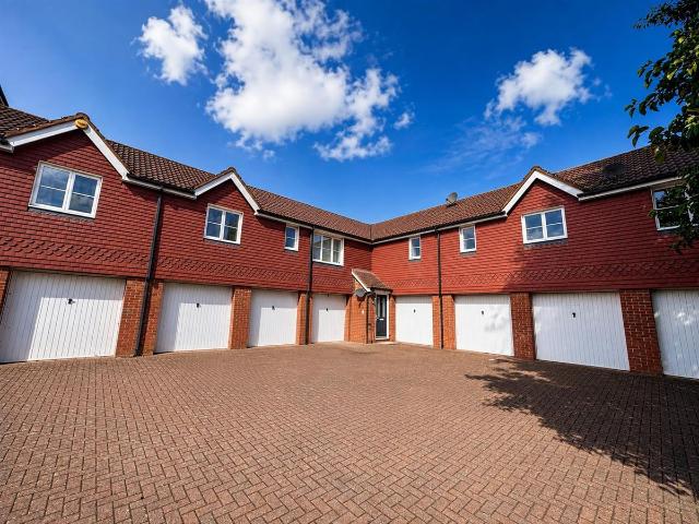 Yukon Road, Turnford, Broxbourne EN10, 1 bed maisonette to rent, £1,350 pcm | PrimeLocation